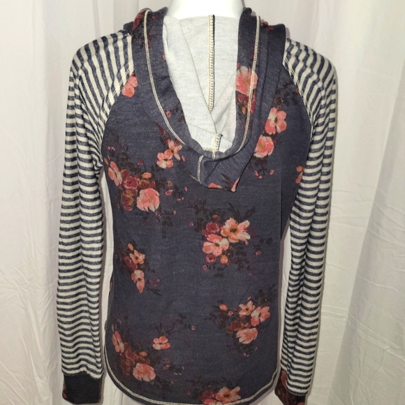 🦜🦜3/$25. Rewind M Long Sleeve hoodie - Picture 6 of 8